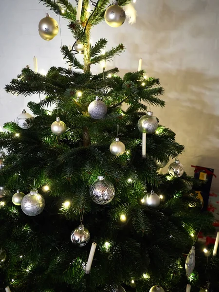 Hermoso Árbol Navidad Decorado Clásico Con Elementos Sombra Plata —  Fotos de Stock
