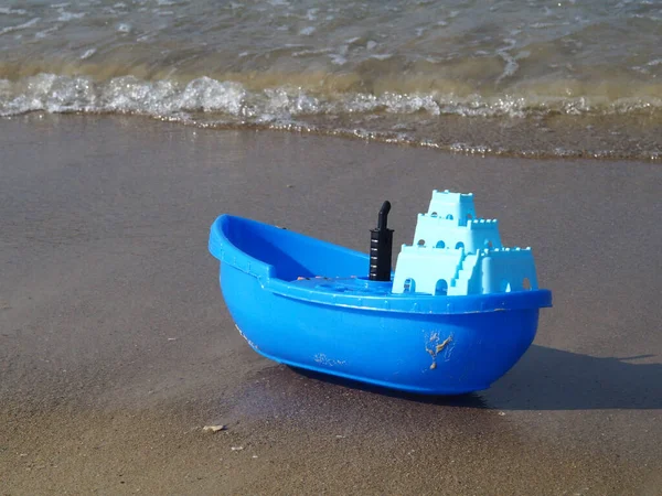 Buntes Plastikspielzeug Schwimmendes Boot Auf Dem Sandstrand Meer Bereit Für — Stockfoto