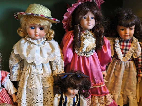 アンティークショップの古い人形やヴィンテージの人形は 過去の思い出として — ストック写真