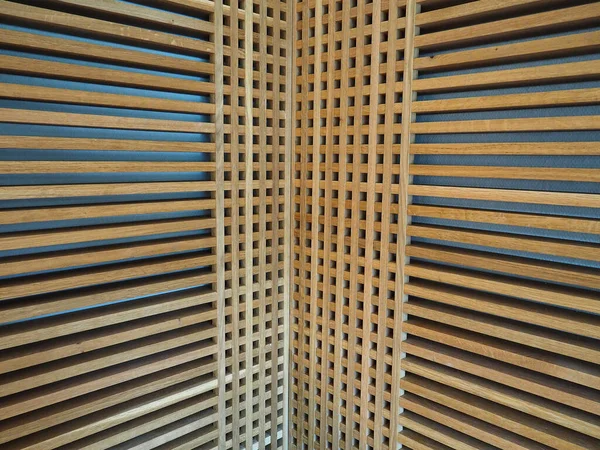 細い直線板で作られたモダンなトレンディーなデザインの壁の木製パネル — ストック写真