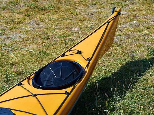 海滩上明亮的黄海皮划艇已准备好参加体育活动 — 图库照片