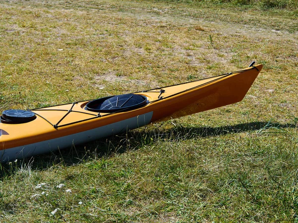 Kayak Mar Amarillo Brillante Playa Listo Para Actividad Deportiva Acción — Foto de Stock