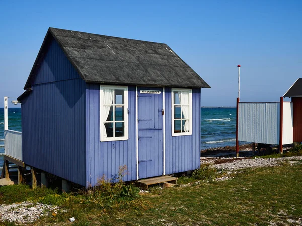 美しいかわいい小さな木製のビーチ小屋夏の家 澄んだ青い海と活気のある明るい色で塗装 エアロ島 南普天間 デンマーク 主要な観光ランドマーク — ストック写真