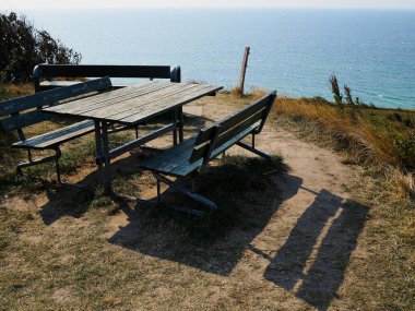 Açık hava piknik masası, Danimarka 'nın sahil kıyısı kıyısında tahtadan yapılmıştır.