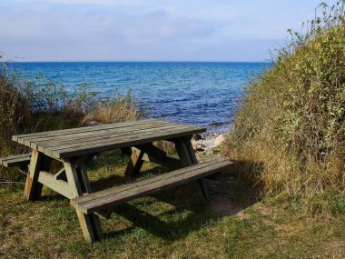 Açık hava piknik masası, Danimarka 'nın sahil kıyısı kıyısında tahtadan yapılmıştır.