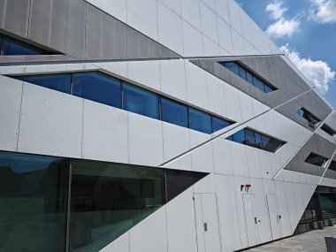 Gelecekçi modern tasarım ofis binasının detilası safra kesesi ve metal elementlerle kaplıdır.