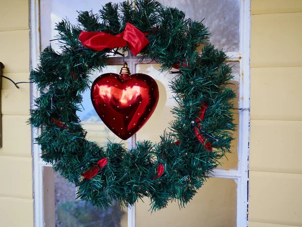 Prachtig Traditioneel Kerstrif Met Rood Hart Het Midden Een Voordeur — Stockfoto