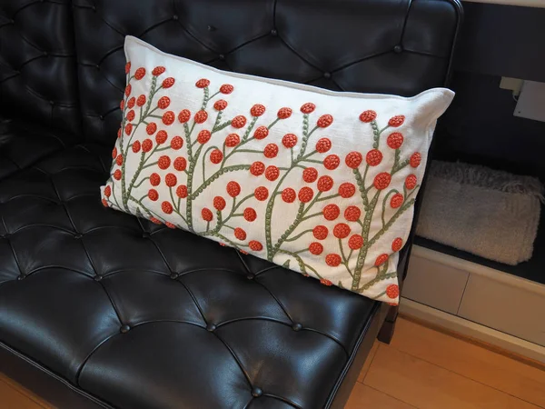 Beau Motif Floral Fait Main Coussin Brodé Sur Canapé Cuir — Photo