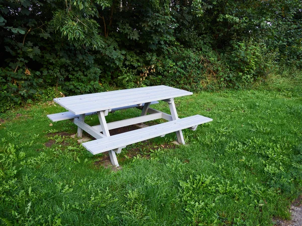 Draußen Rustikaler Picknicktisch Aus Weiß Lackiertem Holz Schöner Landschaft Dänemark — Stockfoto