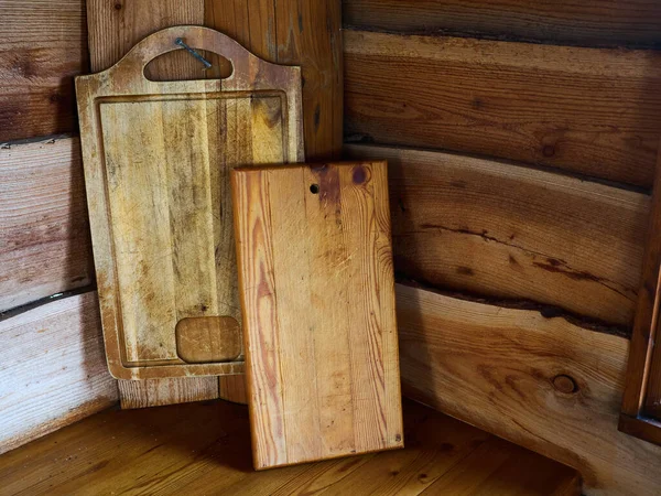 乡村风格厨房中用得很好的老式木制切菜板 — 图库照片