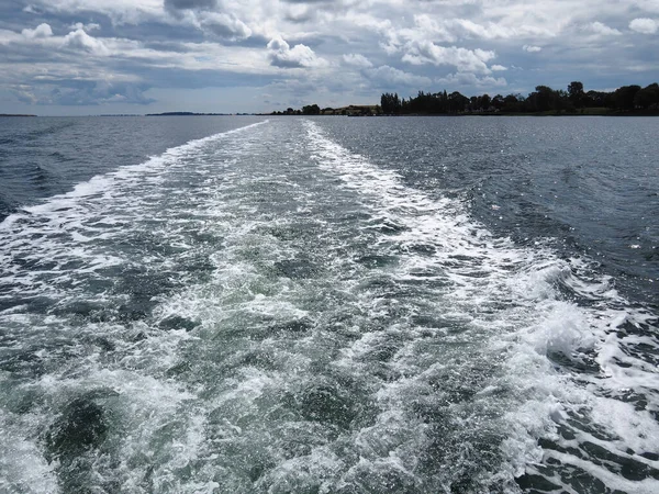 Water Wake Oppervlakte Golven Achter Een Boot Groot Zeiltransport Achtergrond — Stockfoto