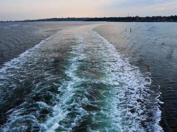 Water Wake Oppervlakte Golven Achter Een Boot Groot Zeiltransport Achtergrond — Stockfoto