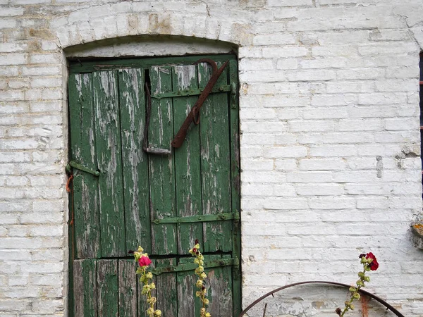 Antigua Puerta Madera Vintage Pintada Verde Una Casa Ladrillos —  Fotos de Stock