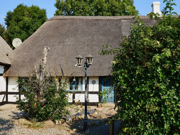 Tradiční Starý Klasický Dánský Venkovský Dům Doškovou Střechou Dánsko — Stock fotografie