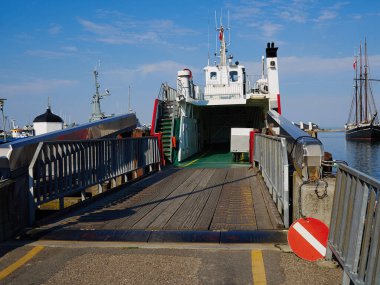 Danimarka 'daki küçük feribot ana karayı ve adaları birbirine bağlamak için ana ulaşım aracı.