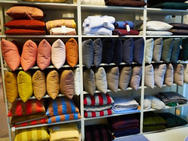 Moda bir ev dekoratörü dükkanında satılık renkli güzel yastıklar.