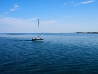 Yelkenli yat güzel sakin suyla okyanusta yüzüyor.