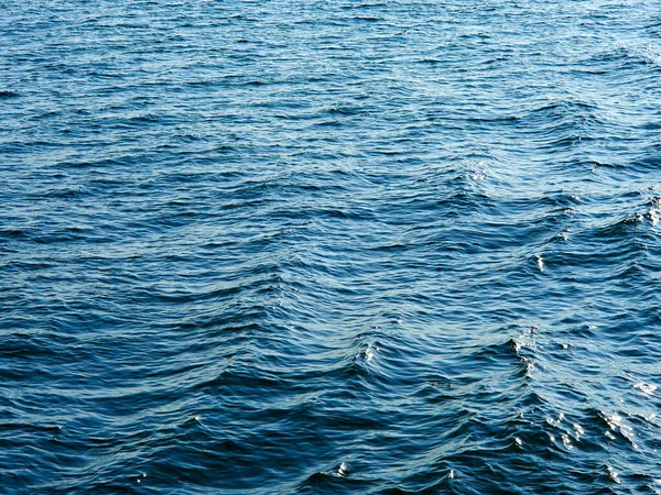テキストとグラフィックのためのスペースとヨットの背景画像を航海小さな波と海の水の表面 — ストック写真