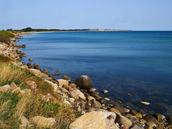 典型的美丽自然的丹麦海岸线景观在夏美的Aero岛芬芳丹麦 图库照片