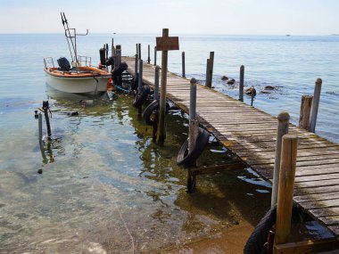 Küçük ahşap iskele iskelesi Baagoe Adası Eğlence Adası Danimarka çekici bir turizm beldesi