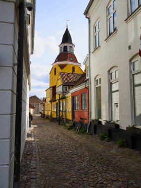 Eski şehir Faaborg Funnen Danimarka 'nın klasik çan kulesi simgesi - dikey görüntü