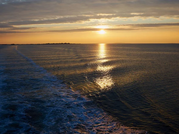 Prachtige Zonsondergang Gezien Vanaf Een Dek Van Een Veerboot Denemarken — Stockfoto