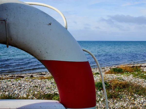 美丽海滩上的救生圈浮标暑假旅行背景图片带图形空间 — 图库照片