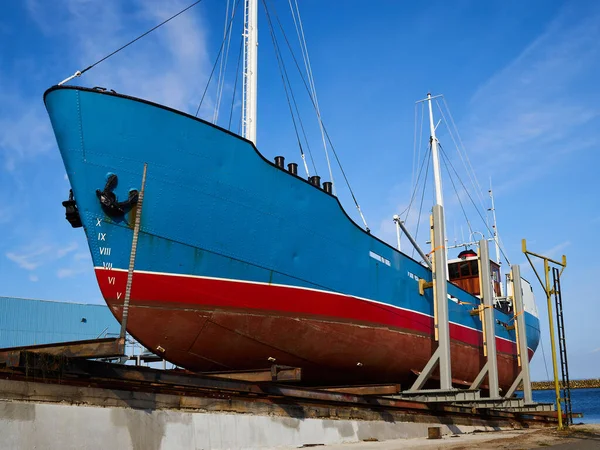 改装と定期的なメンテナンスのための造船所での小さな伝統的な古典的なデザインのボート 海洋背景画像 — ストック写真