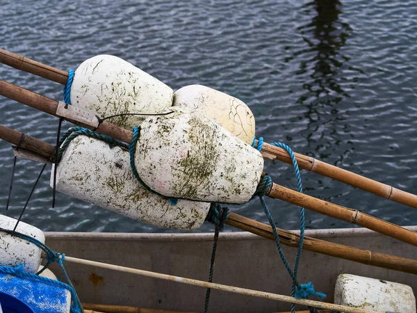 Vue Rapprochée Des Filets Pêche Des Flotteurs Colorés Sur Petit — Photo