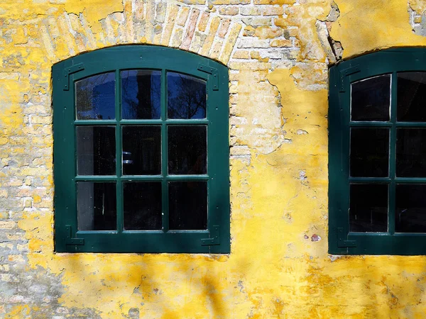 Velha Janela Madeira Envelhecida Com Tinta Rachada Uma Parede Tijolos — Fotografia de Stock