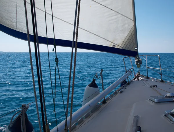 Iate veleiro veleiro veleiro no oceano azul — Fotografia de Stock