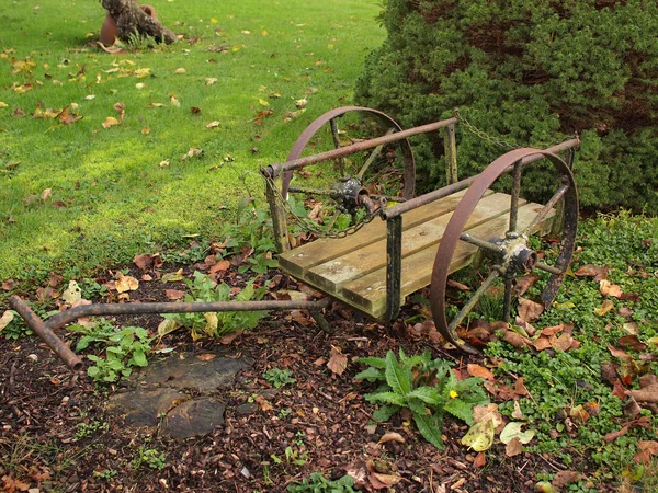 Decoração de jardim em vagão velho — Fotografia de Stock