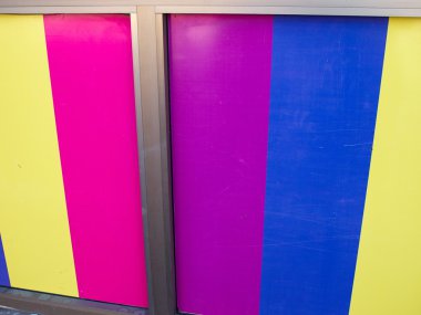 Renkli bir duvar panellerinde