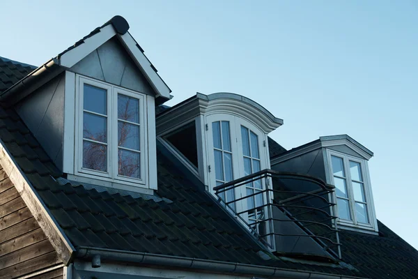 Fenêtres de toit vertical classiques modernes — Photo
