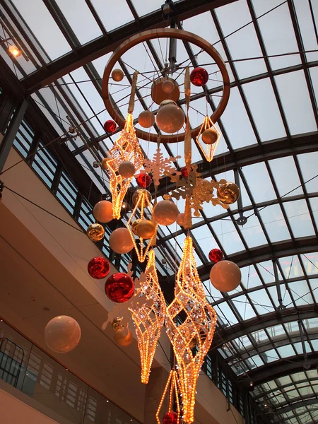 Centro comercial de la ciudad decorado para Navidad —  Fotos de Stock