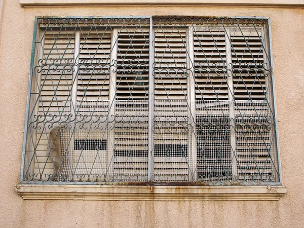 又脏又臭的窗口用生锈的铁栏 — 图库照片