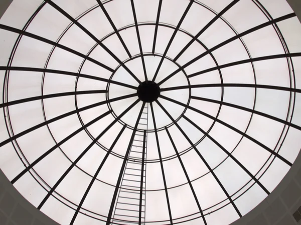 Cúpula de vidrio en un centro comercial — Foto de Stock