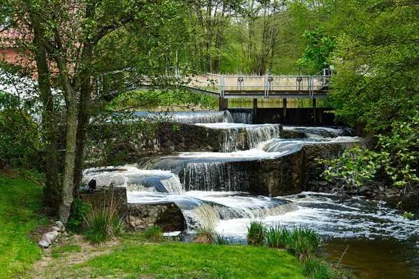 Belle cascade en cascade sur les rochers — Photo