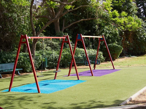Columpio del parque infantil en un parque —  Fotos de Stock