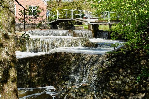 Vackra forsande vattenfall över stenar — Stockfoto