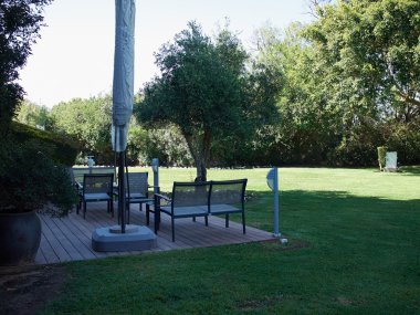 Yeşil çim çim alan büyük bahçe içinde