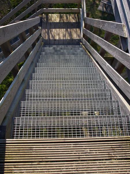 Лестницы из дерева и металла — стоковое фото