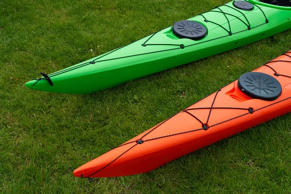 Kayak colorati sulla spiaggia — Foto Stock