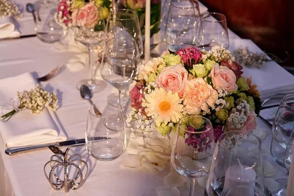 Праздничная сервировка свадебного стола — стоковое фото