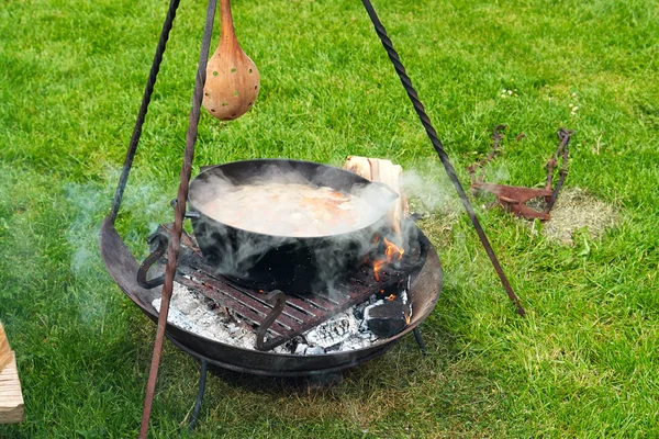 Cozinhar sopa sobre fogueira ardente — Fotografia de Stock