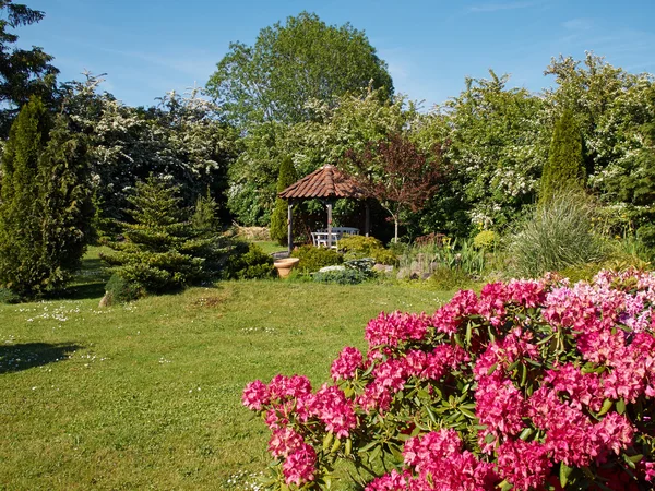 Attraente giardino formale in stile inglese — Foto Stock