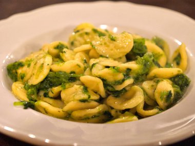 Fesleğenli makarna erişte