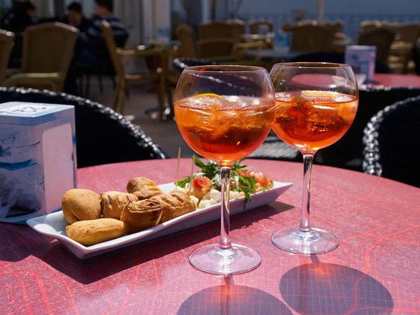 イタリアで食前酒にわか雨します。 — ストック写真
