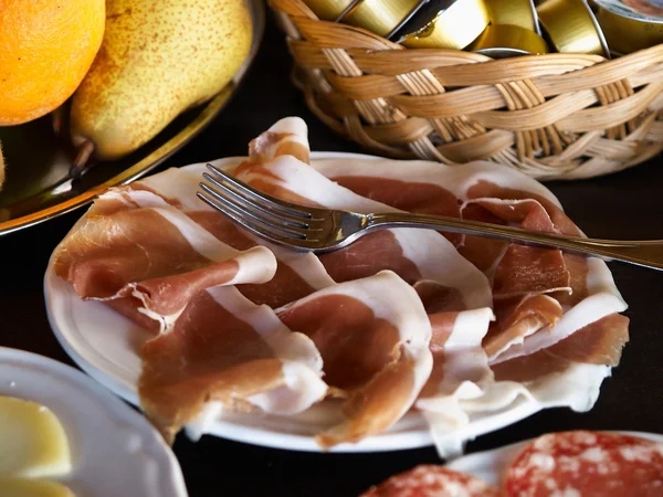 Plakjes prosciutto Italiaanse ham — Stockfoto