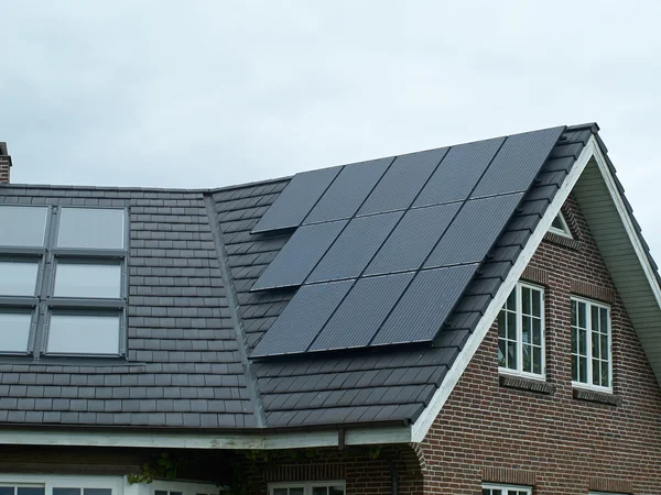 Pannello solare per energia verde ed ecologica — Foto Stock